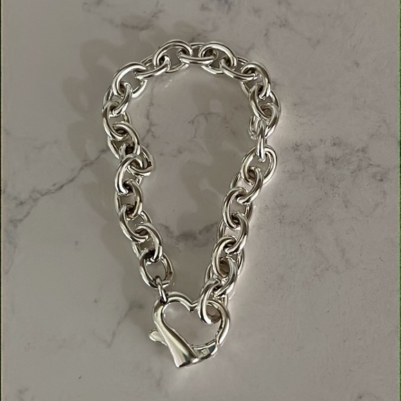 Super Cute Lightweight Bracelet With Heart Clasp - Picture 1 of 6
